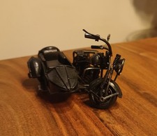 Motorrad mit Seitenwagen aus