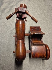 Motorrad aus Holz mit